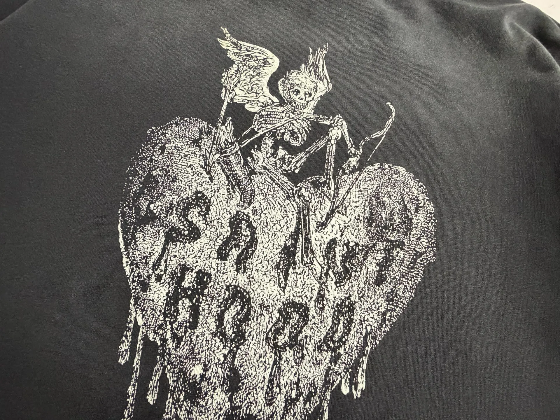 ❥8038#P140 Saint Mxxxxxx ✖️Neighborhood co-branded new model [Angel Skull Love] is made of double yarn double-ply cotton batik fabric 290 grams, comfortable and breathable to wear. Stiff silhouette, full of street feel, loose fit. Craftsmanship: semi-water slurry printing + graffiti + spray coding, batik and wash. Size: (S-M-L-XL) Color: Washed black